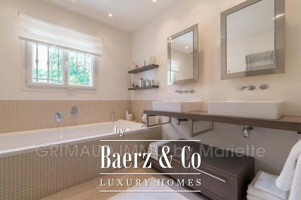 photo 10 In an estate with a swimming pool and tennis court, beautifu