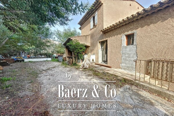 photo 2 Grimaud, France