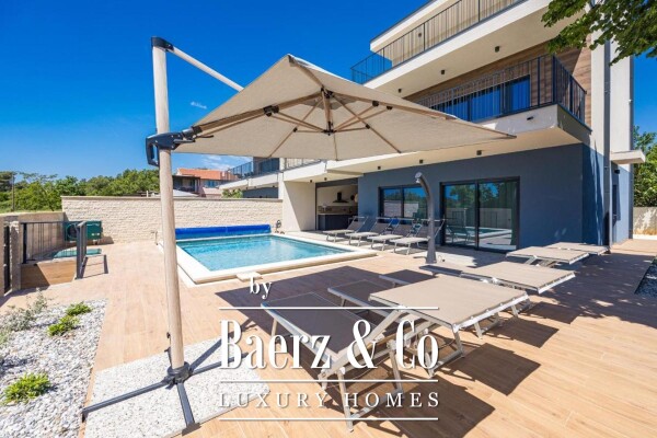 photo 8 Istria, Banjole, semi-detached villa first row to the sea 244 m² with a view of the Marina