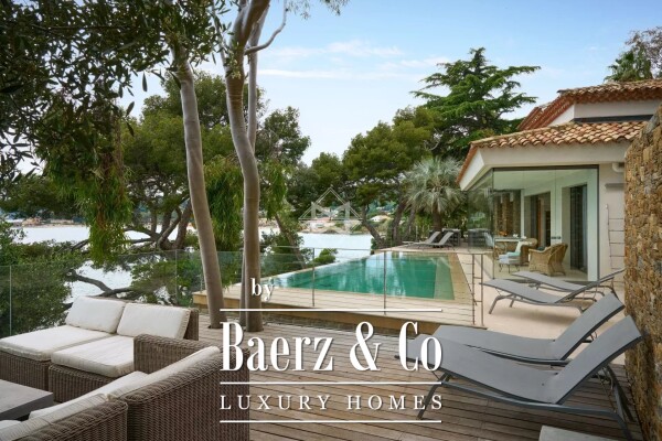 photo 3 Waterfront Villa with Private access to the beach and Dock - Le Lavandou