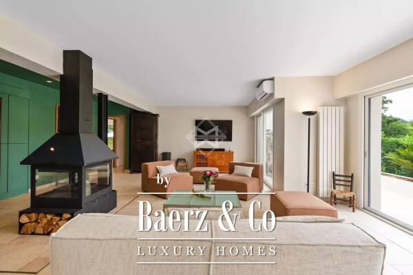 photo 4 Charming Villa Nestled in a Green Oasis