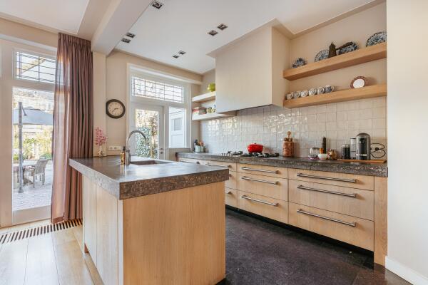 photo 14 Diepenbrockstraat 18