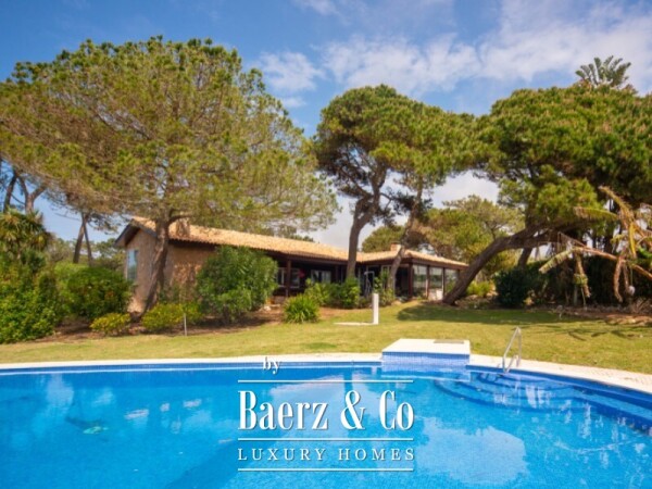 photo 2 Single storey 3 bedroom villa with swimming pool, tennis court and plot of 5,320 sqm in Fontanelas, Sintra
