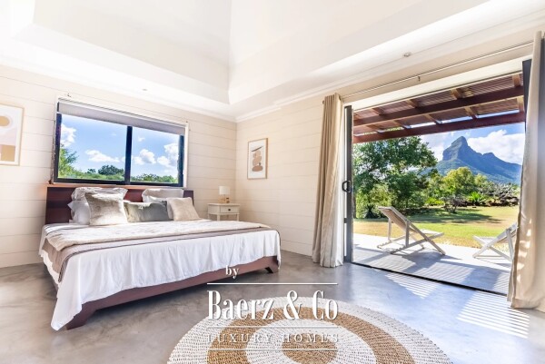 photo 3 Exceptional Villa in a Prestigious Golf Estate